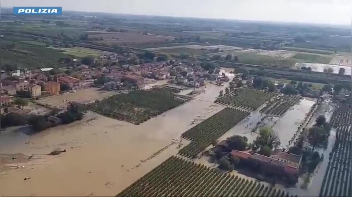 Le zone alluvionate di Motta, Traversara e Faenza riprese dall'alto da un elicottero della Polizia