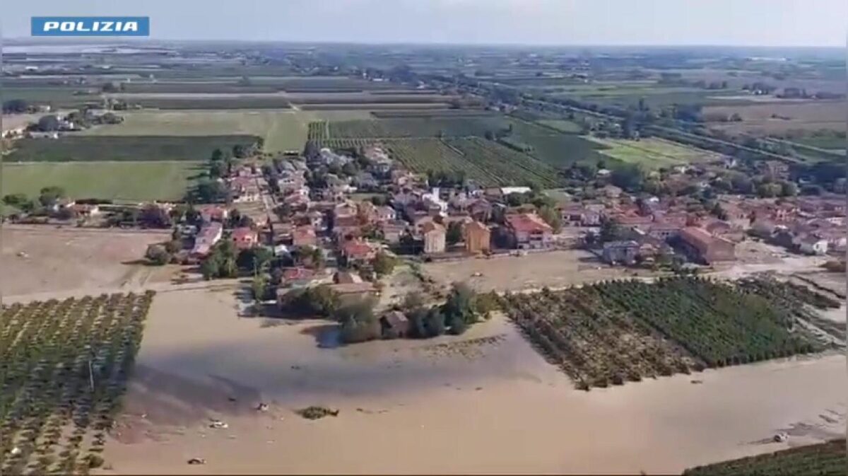 Le zone alluvionate di Motta, Traversara e Faenza riprese dall'alto da un elicottero della Polizia