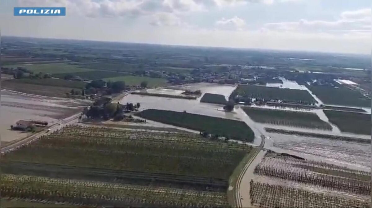 Le zone alluvionate di Motta, Traversara e Faenza riprese dall'alto da un elicottero della Polizia