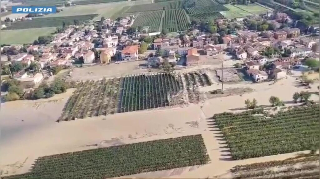 Le zone alluvionate di Motta, Traversara e Faenza riprese dall'alto da un elicottero della Polizia