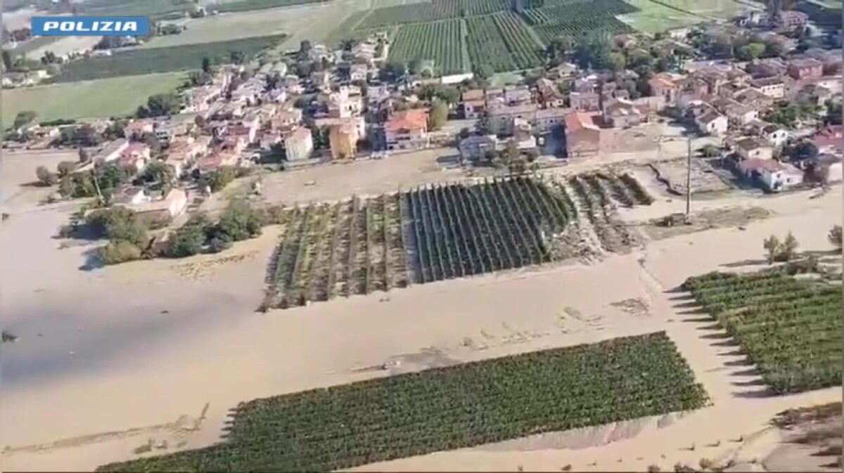 Le zone alluvionate di Motta, Traversara e Faenza riprese dall'alto da un elicottero della Polizia