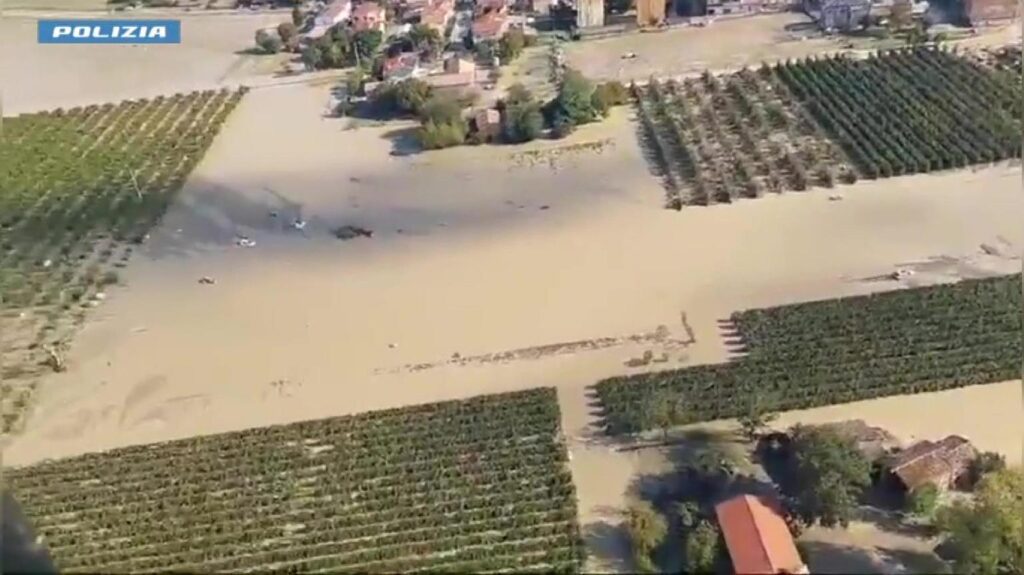 Le zone alluvionate di Motta, Traversara e Faenza riprese dall'alto da un elicottero della Polizia