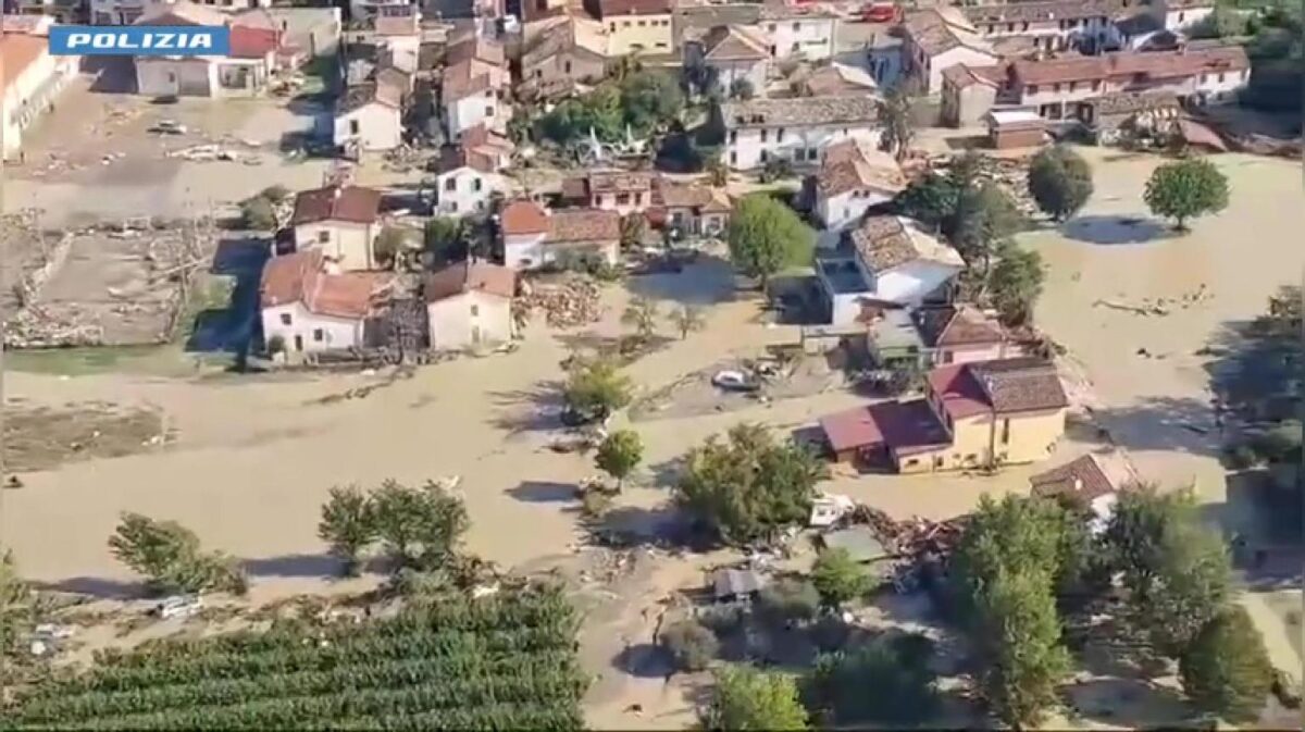 Le zone alluvionate di Motta, Traversara e Faenza riprese dall'alto da un elicottero della Polizia