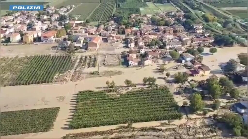 Le zone alluvionate di Motta, Traversara e Faenza riprese dall'alto da un elicottero della Polizia