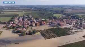 Le zone alluvionate di Motta, Traversara e Faenza riprese dall'alto da un elicottero della Polizia