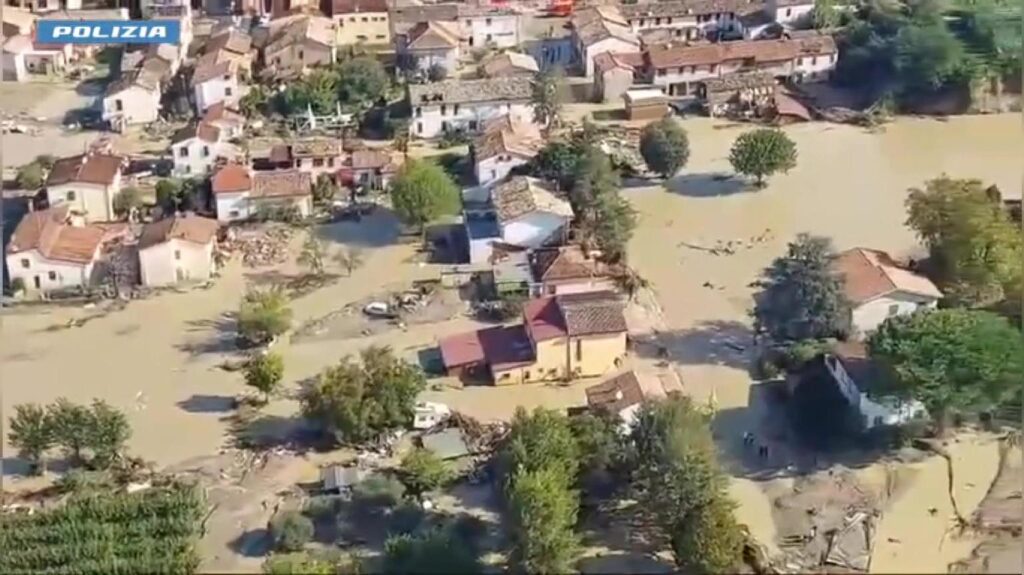 Le zone alluvionate di Motta, Traversara e Faenza riprese dall'alto da un elicottero della Polizia