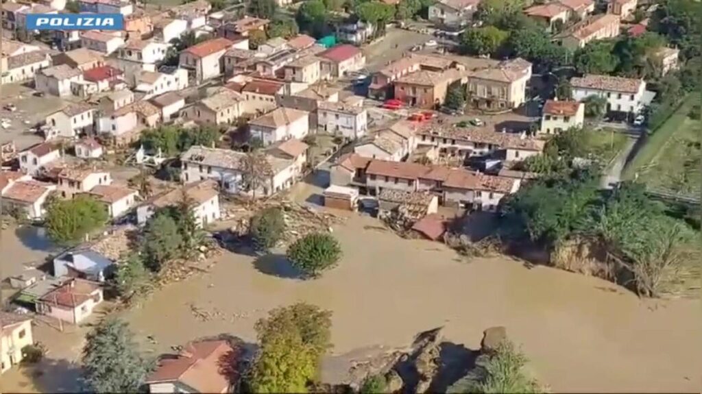 Le zone alluvionate di Motta, Traversara e Faenza riprese dall'alto da un elicottero della Polizia