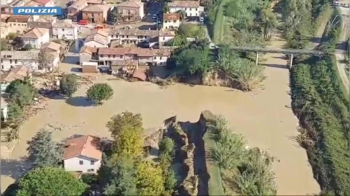 Le zone alluvionate di Motta, Traversara e Faenza riprese dall'alto da un elicottero della Polizia