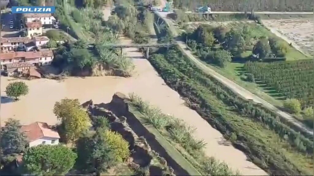 Le zone alluvionate di Motta, Traversara e Faenza riprese dall'alto da un elicottero della Polizia