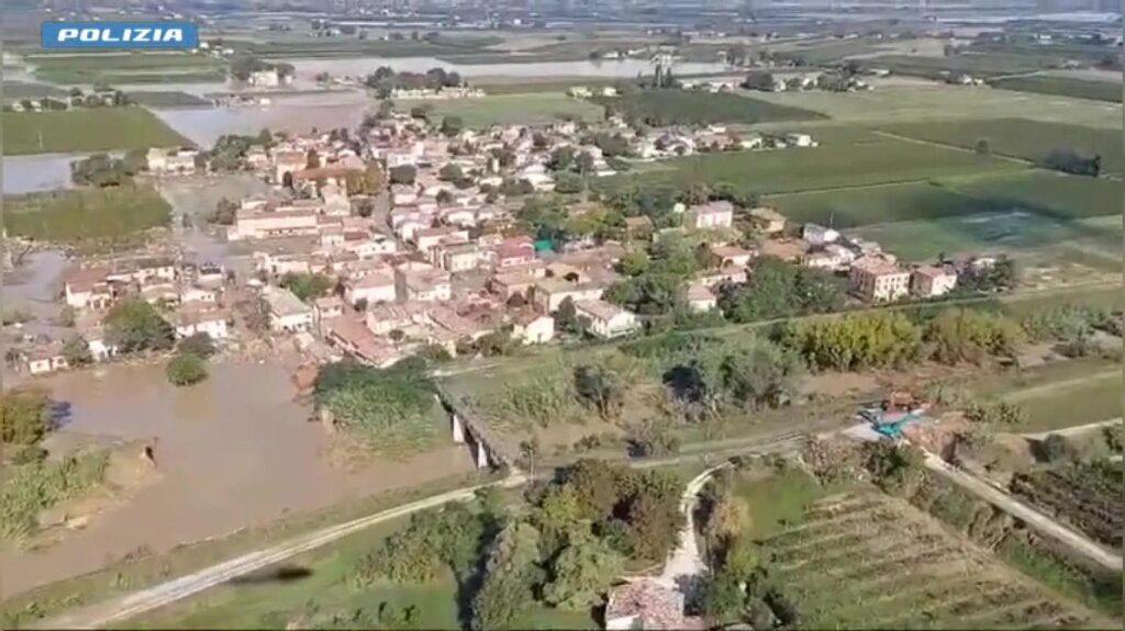 Le zone alluvionate di Motta, Traversara e Faenza riprese dall'alto da un elicottero della Polizia