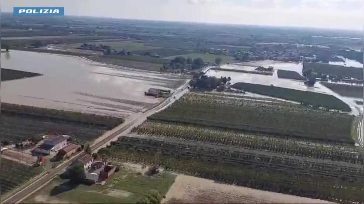 Le zone alluvionate di Motta, Traversara e Faenza riprese dall'alto da un elicottero della Polizia