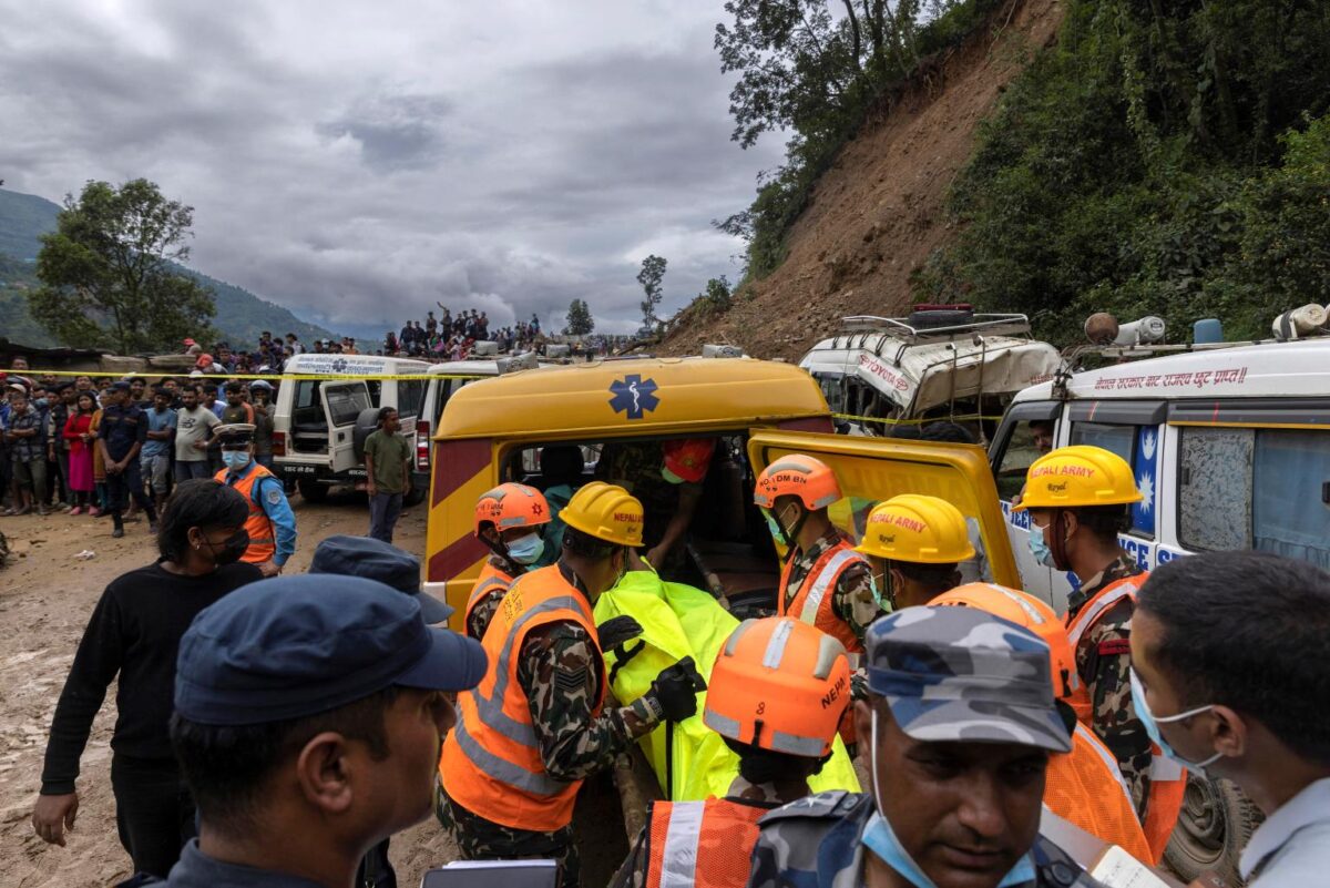 alluvioni e frane in nepal