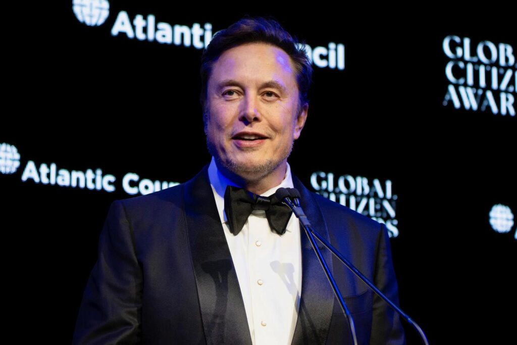 La premier Giorgia Meloni riceve alla Ziegfeld Ballroom di New York il 'Global Citizen Award 2024' dell'Atlantic Council da Elon Musk "per il suo ruolo pionieristico di prima donna capo di governo in Italia, il suo forte sostegno all'Unione Europea e all'alleanza transatlantica nonché per la sua presidenza del G7 nel 2024", 24 settembre 2024