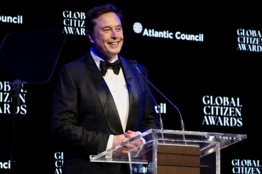 La premier Giorgia Meloni riceve alla Ziegfeld Ballroom di New York il 'Global Citizen Award 2024' dell'Atlantic Council da Elon Musk "per il suo ruolo pionieristico di prima donna capo di governo in Italia, il suo forte sostegno all'Unione Europea e all'alleanza transatlantica nonché per la sua presidenza del G7 nel 2024", 24 settembre 2024