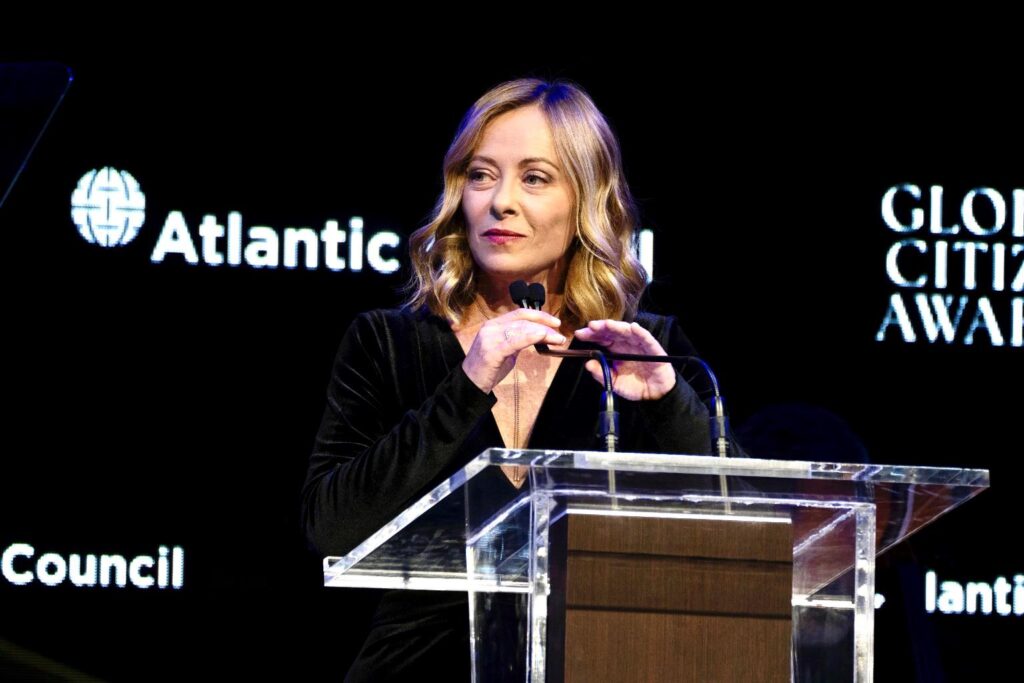 La premier Giorgia Meloni riceve alla Ziegfeld Ballroom di New York il 'Global Citizen Award 2024' dell'Atlantic Council da Elon Musk "per il suo ruolo pionieristico di prima donna capo di governo in Italia, il suo forte sostegno all'Unione Europea e all'alleanza transatlantica nonché per la sua presidenza del G7 nel 2024", 24 settembre 2024