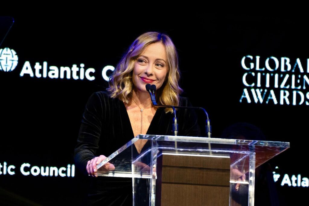 La premier Giorgia Meloni riceve alla Ziegfeld Ballroom di New York il 'Global Citizen Award 2024' dell'Atlantic Council da Elon Musk "per il suo ruolo pionieristico di prima donna capo di governo in Italia, il suo forte sostegno all'Unione Europea e all'alleanza transatlantica nonché per la sua presidenza del G7 nel 2024", 24 settembre 2024