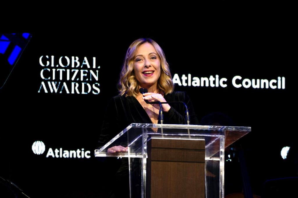 La premier Giorgia Meloni riceve alla Ziegfeld Ballroom di New York il 'Global Citizen Award 2024' dell'Atlantic Council da Elon Musk "per il suo ruolo pionieristico di prima donna capo di governo in Italia, il suo forte sostegno all'Unione Europea e all'alleanza transatlantica nonché per la sua presidenza del G7 nel 2024", 24 settembre 2024