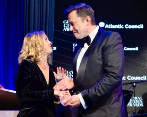 La premier Giorgia Meloni riceve alla Ziegfeld Ballroom di New York il 'Global Citizen Award 2024' dell'Atlantic Council da Elon Musk "per il suo ruolo pionieristico di prima donna capo di governo in Italia, il suo forte sostegno all'Unione Europea e all'alleanza transatlantica nonché per la sua presidenza del G7 nel 2024", 24 settembre 2024