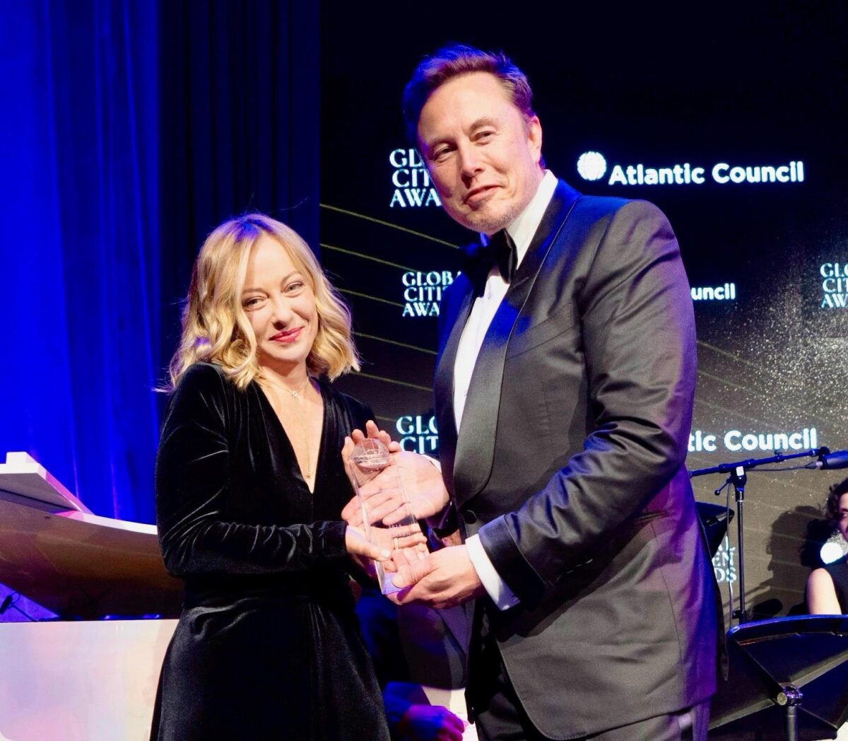 La premier Giorgia Meloni riceve alla Ziegfeld Ballroom di New York il 'Global Citizen Award 2024' dell'Atlantic Council da Elon Musk "per il suo ruolo pionieristico di prima donna capo di governo in Italia, il suo forte sostegno all'Unione Europea e all'alleanza transatlantica nonché per la sua presidenza del G7 nel 2024", 24 settembre 2024