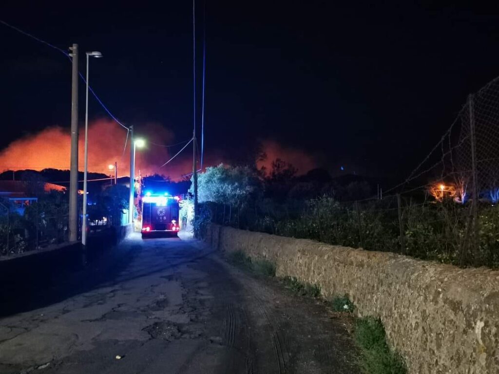 incendio acireale sicilia