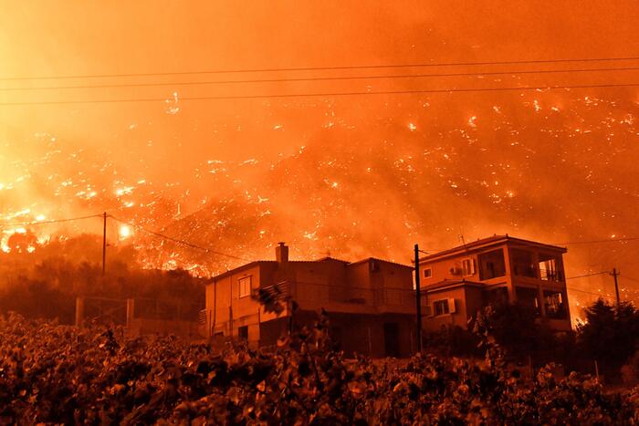 incendio corinto grecia