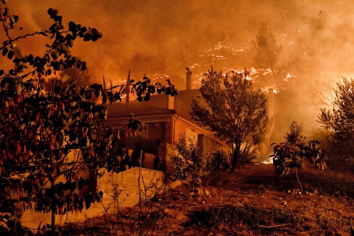 incendio corinto grecia