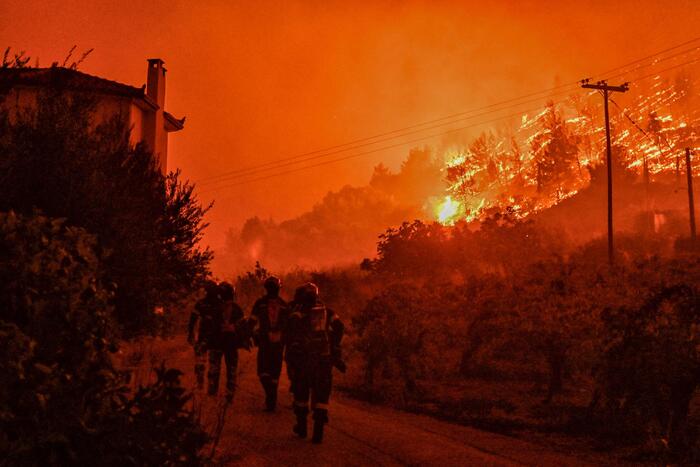 incendio corinto grecia