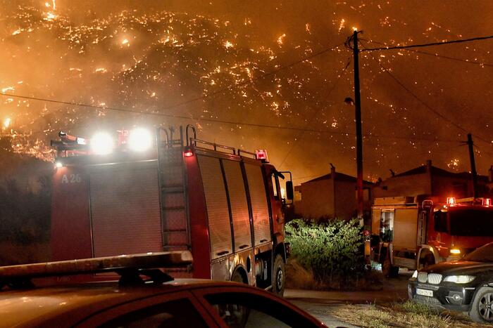 incendio corinto grecia