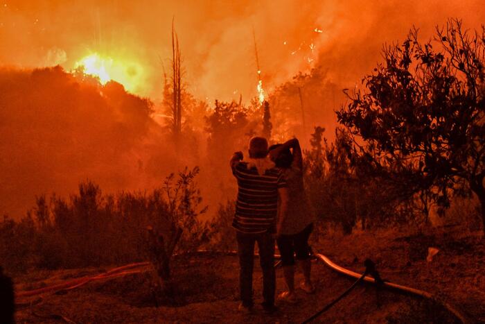 incendio corinto grecia