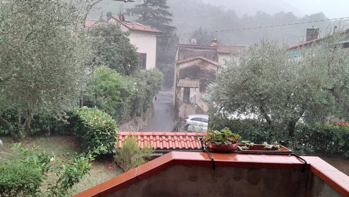 maltempo oggi grandine versilia toscana