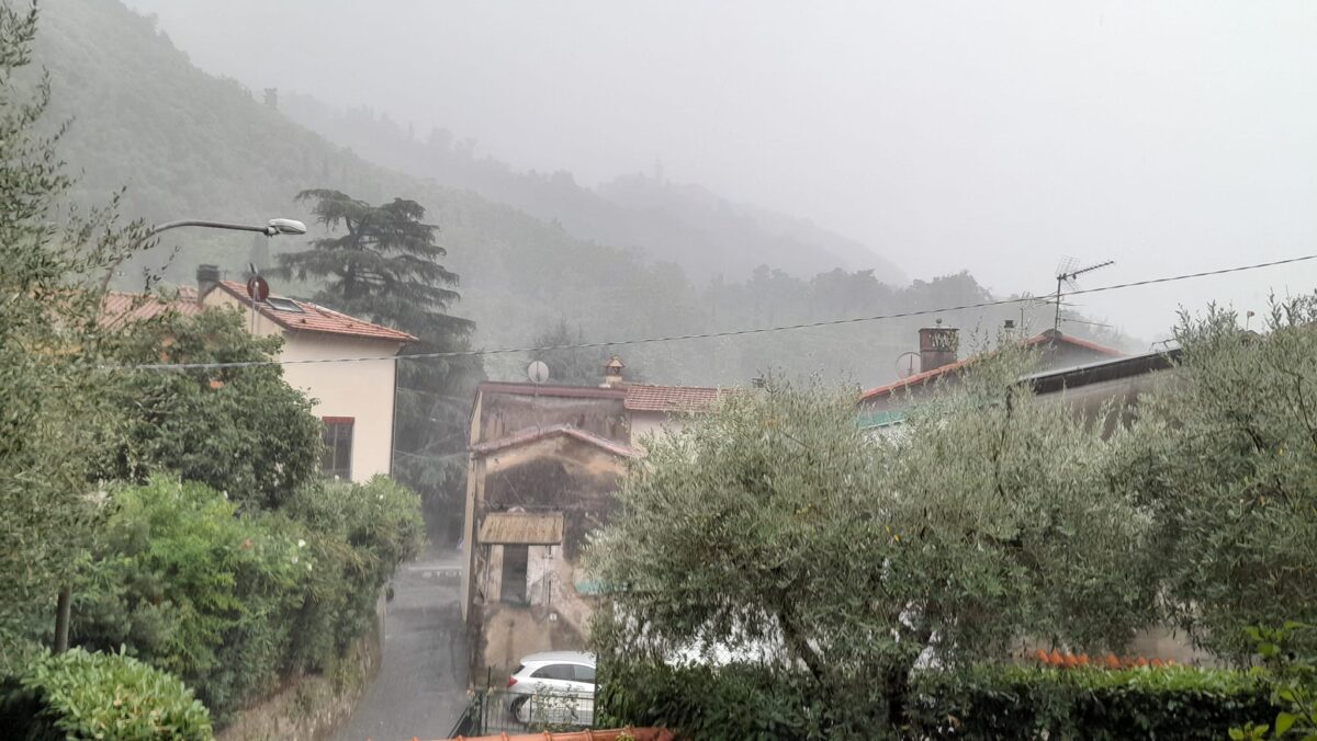 maltempo oggi grandine versilia toscana