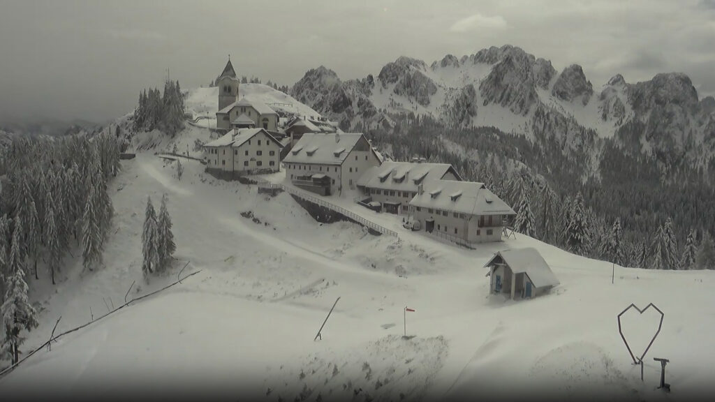 Tanta neve in Friuli Venezia Giulia: il Monte Lussari sopra Tarvisio sulle Alpi Giulie