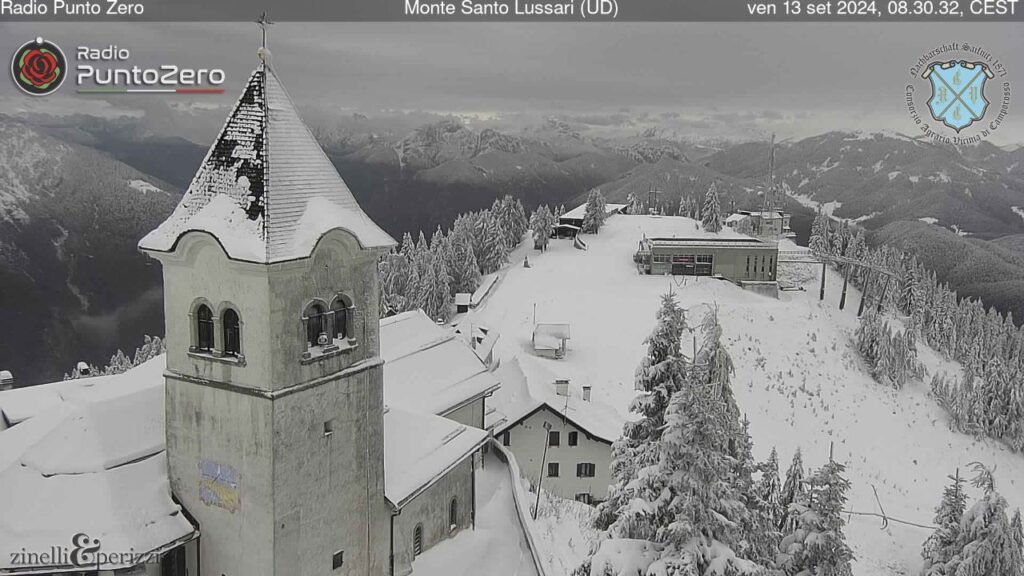 Tanta neve in Friuli Venezia Giulia: il Monte Lussari sopra Tarvisio sulle Alpi Giulie