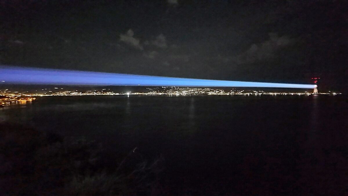 ponte sullo stretto fasci luce biennale