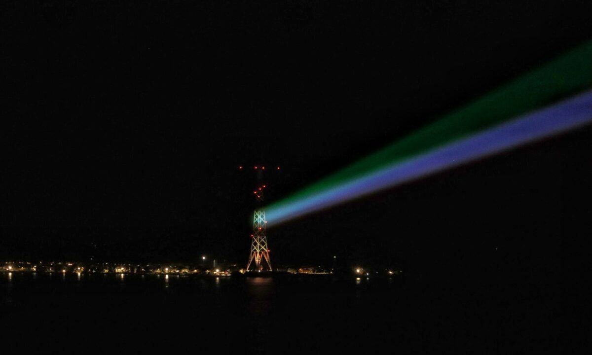 ponte sullo stretto fasci luce biennale