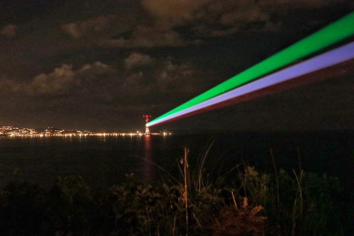 ponte sullo stretto fasci luce biennale