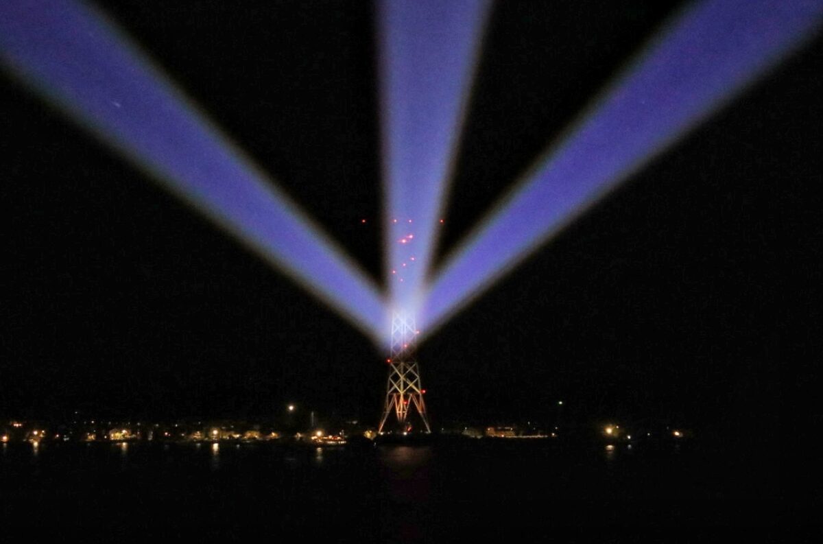 ponte sullo stretto fasci luce biennale