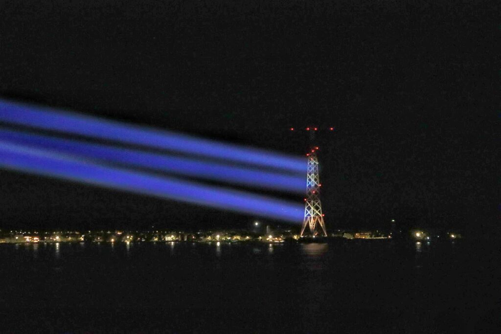 ponte sullo stretto fasci luce biennale