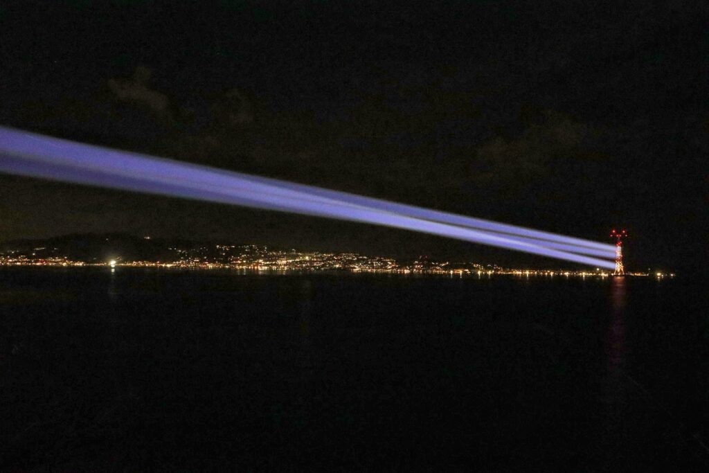 ponte sullo stretto fasci luce biennale