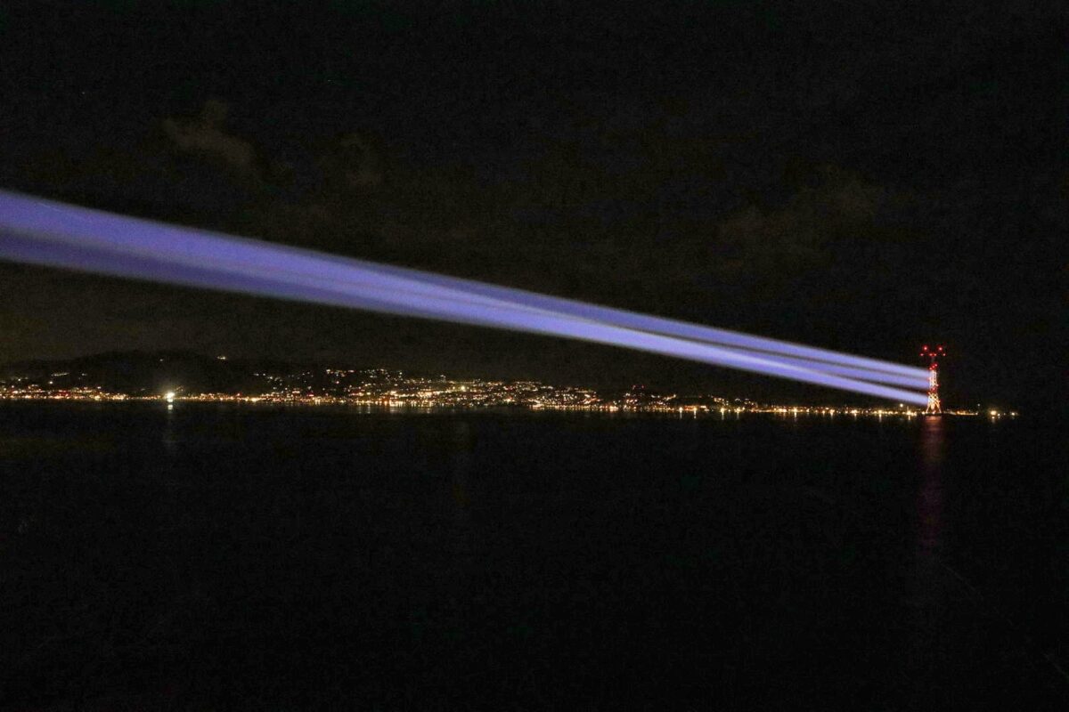 ponte sullo stretto fasci luce biennale