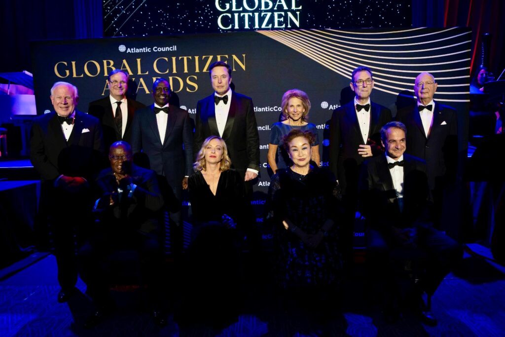 La premier Giorgia Meloni riceve alla Ziegfeld Ballroom di New York il 'Global Citizen Award 2024' dell'Atlantic Council da Elon Musk "per il suo ruolo pionieristico di prima donna capo di governo in Italia, il suo forte sostegno all'Unione Europea e all'alleanza transatlantica nonché per la sua presidenza del G7 nel 2024", 24 settembre 2024