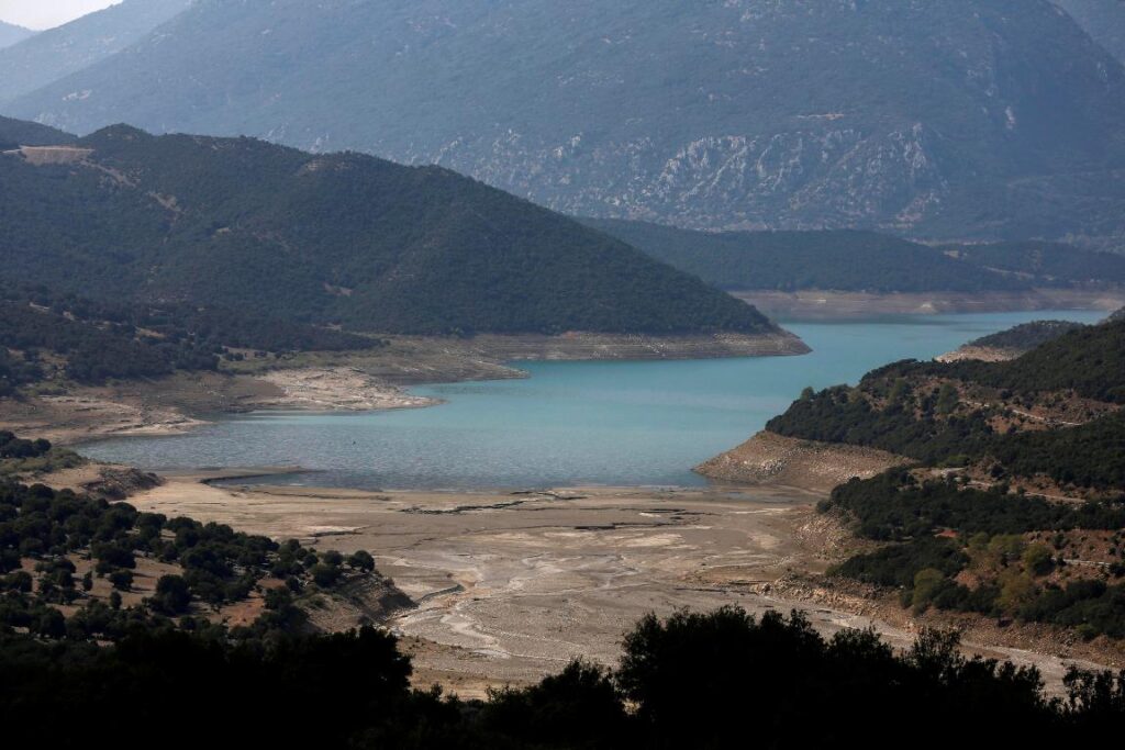 siccità grecia lago