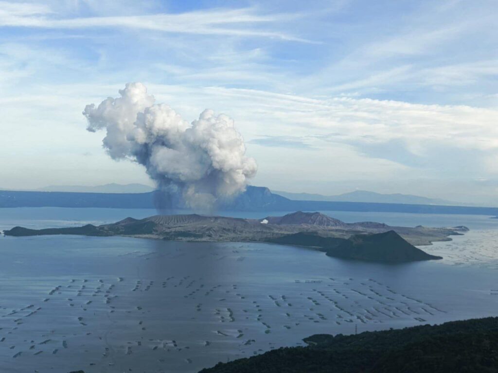 Eruzione del vulcano Taal