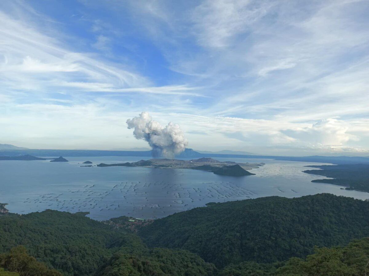 Eruzione del vulcano Taal