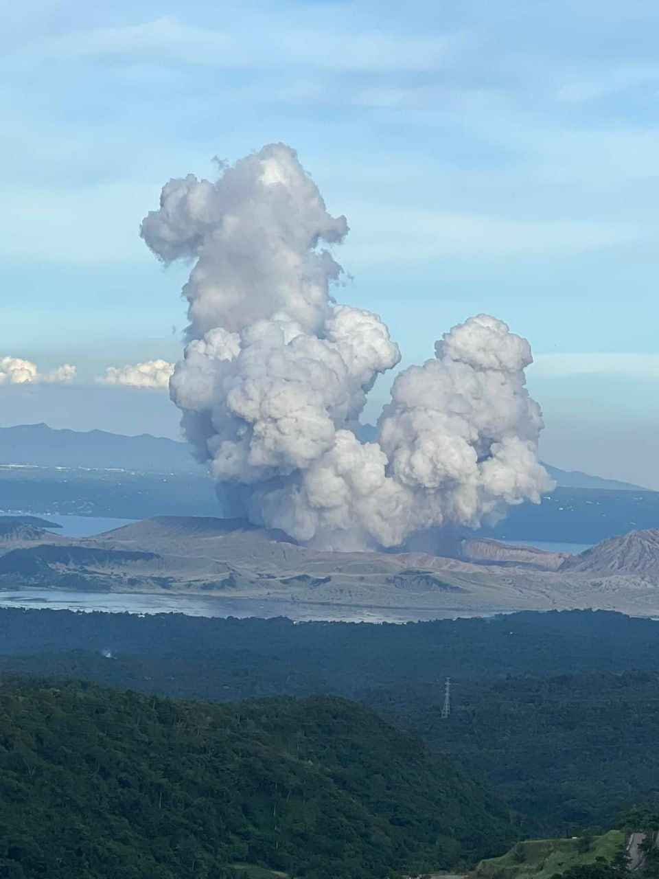 Eruzione del vulcano Taal