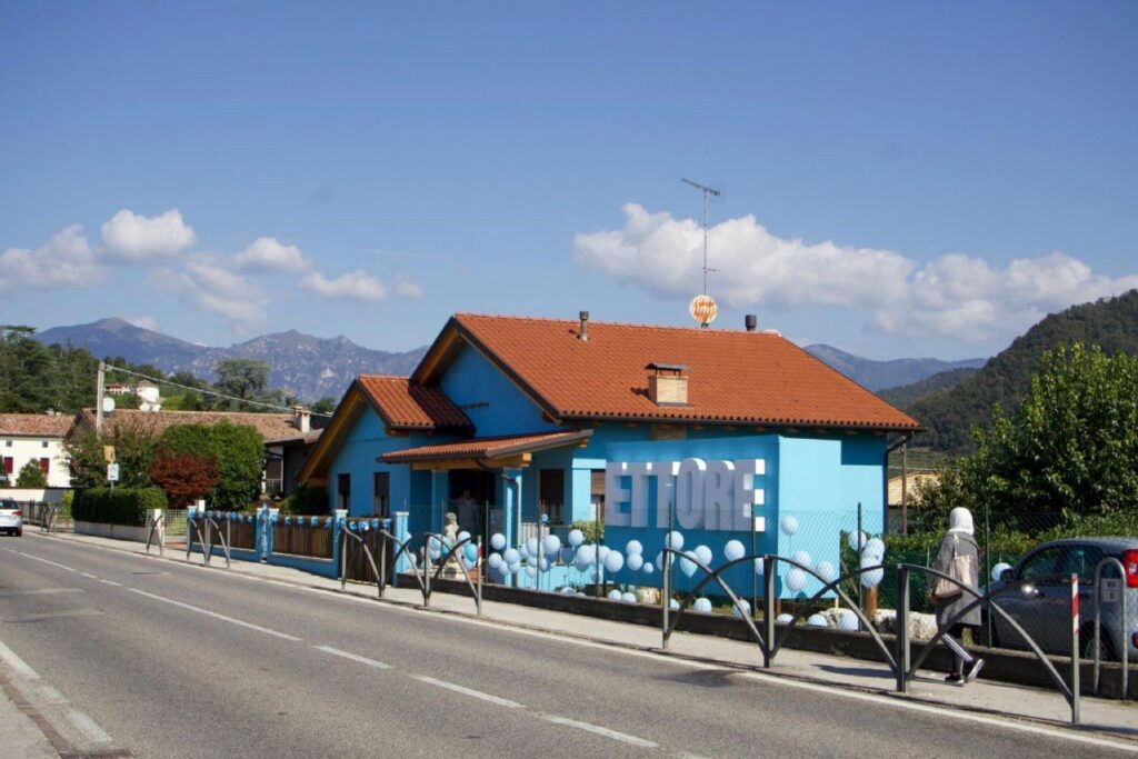 Farra di Soligo dipinge casa azzurra figlio maschio