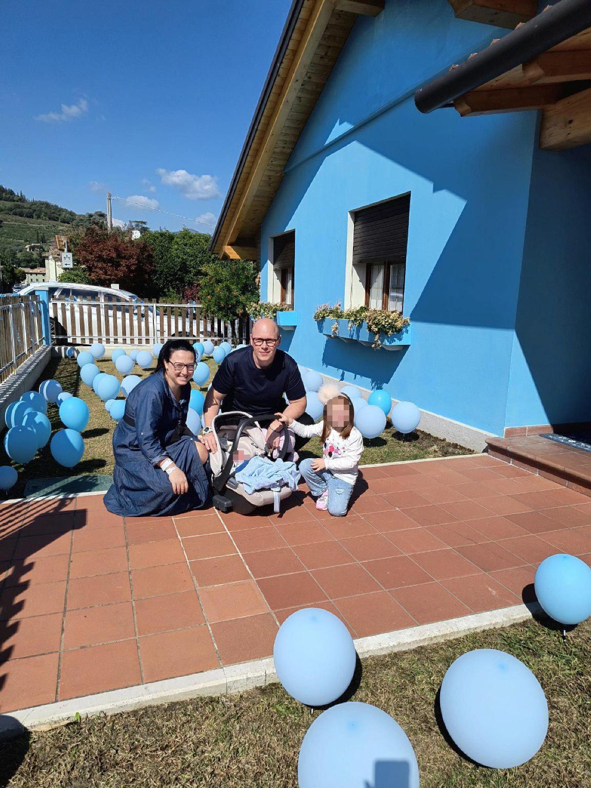 Farra di Soligo dipinge casa azzurra figlio maschio