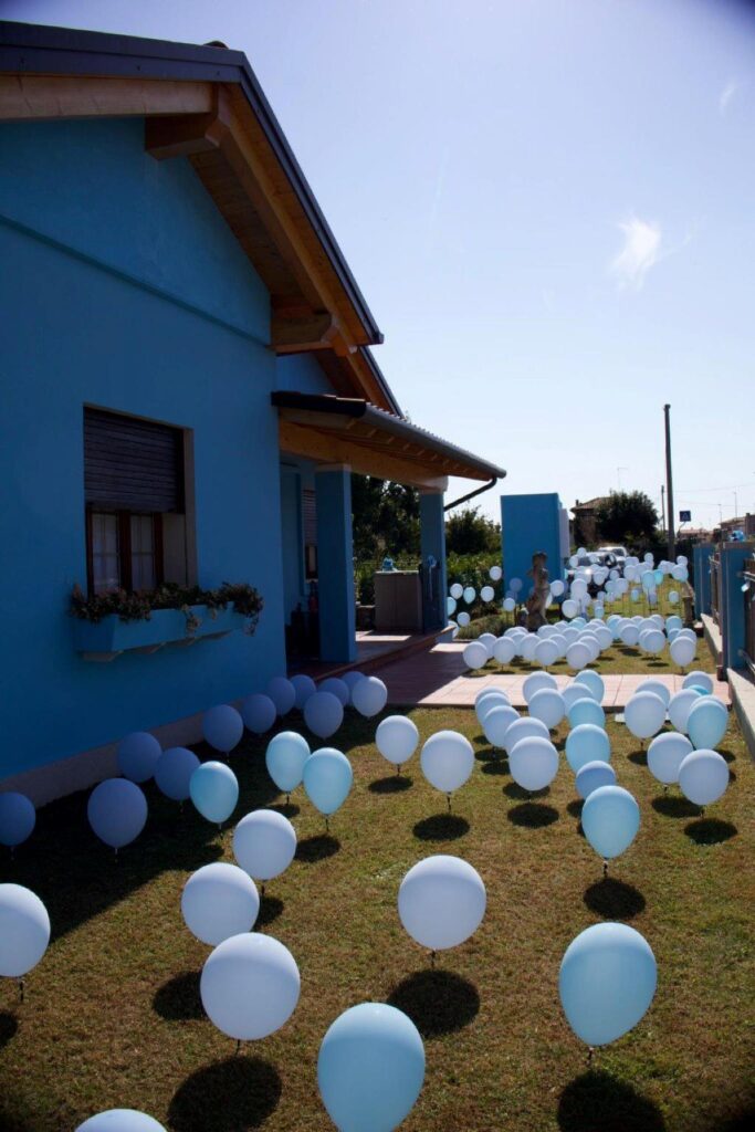 Farra di Soligo dipinge casa azzurra figlio maschio