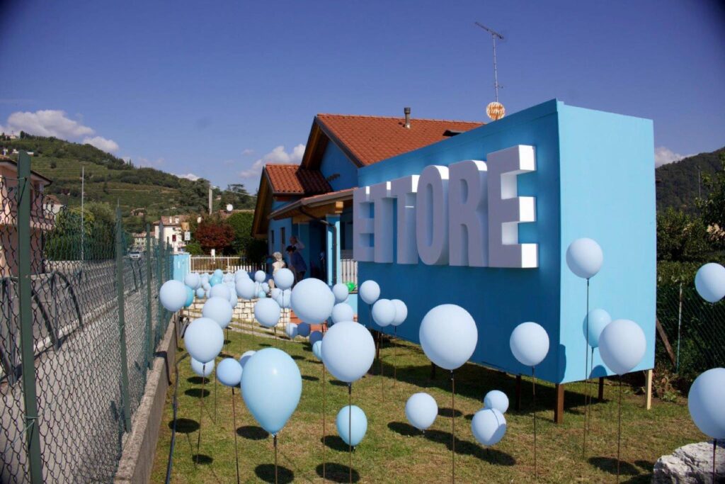 Farra di Soligo dipinge casa azzurra figlio maschio