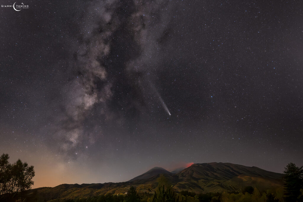 Gianni Tumino via lattea cometa etna